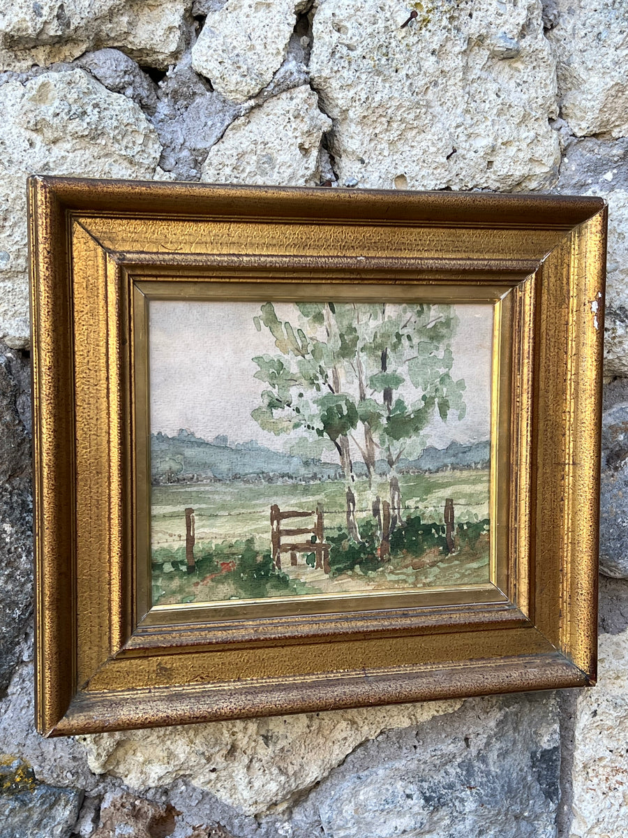 Delicato acquerello raffigurante un paesaggio campestre, dove un grande albero frondoso si erge accanto a una semplice recinzione in legno. Le colline in lontananza e la morbida stesura dei colori evocano un’atmosfera serena e contemplativa. La tecnica ad acquerello esalta la leggerezza e la freschezza della scena, tipica di un dipinto en plein air.

Il dipinto è incorniciato in una raffinata cornice, dalle linee semplici che dona ulteriore fascino e valorizza l’opera.

Misure 32,5x36,5 cm