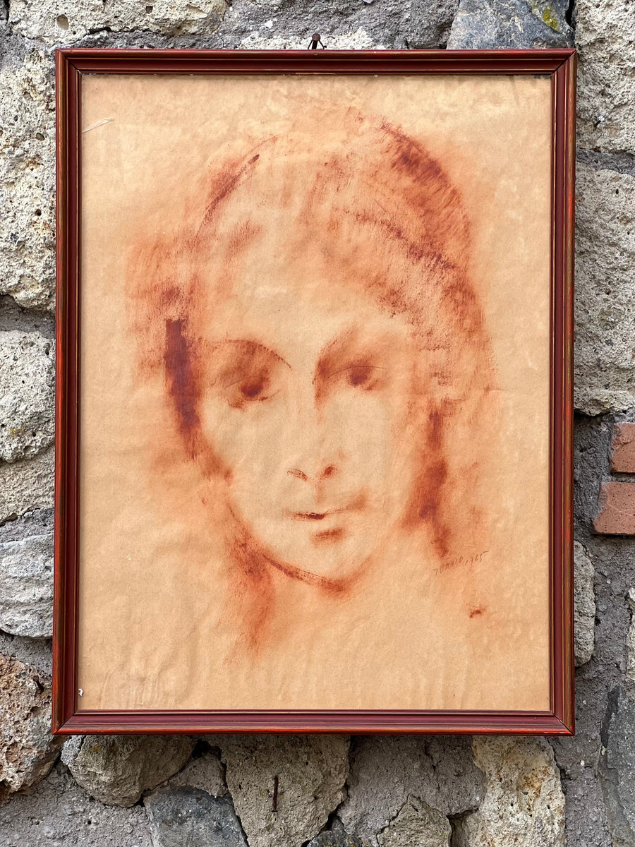 Ritratto femminile eseguito con tecnica a gessetto su carta, posto in una cornice in legno dalle linee semplici.

Il disegno delicato cattura l'espressione pensierosa e introspezione del soggetto, con tratti morbidi e sfumature che conferiscono profondità all'opera.&nbsp;

Misure 50x40 cm
