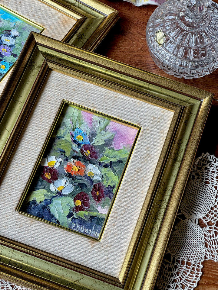 Coppia di Quadri ad olio su tela con viole e fiori firmati con cornici dorate