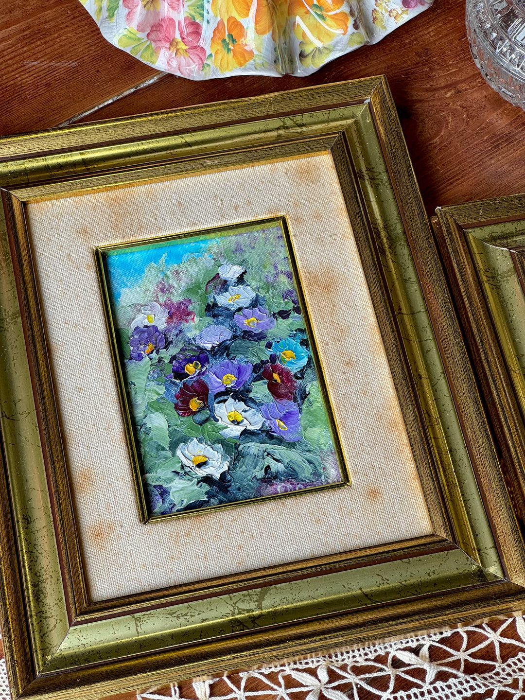 Coppia di Quadri ad olio su tela con viole e fiori firmati con cornici dorate