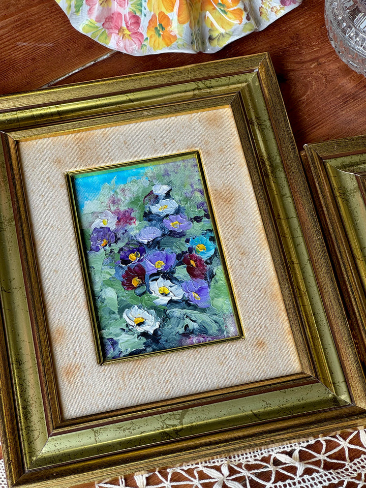 Coppia di Quadri ad olio su tela con viole e fiori firmati con cornici dorate