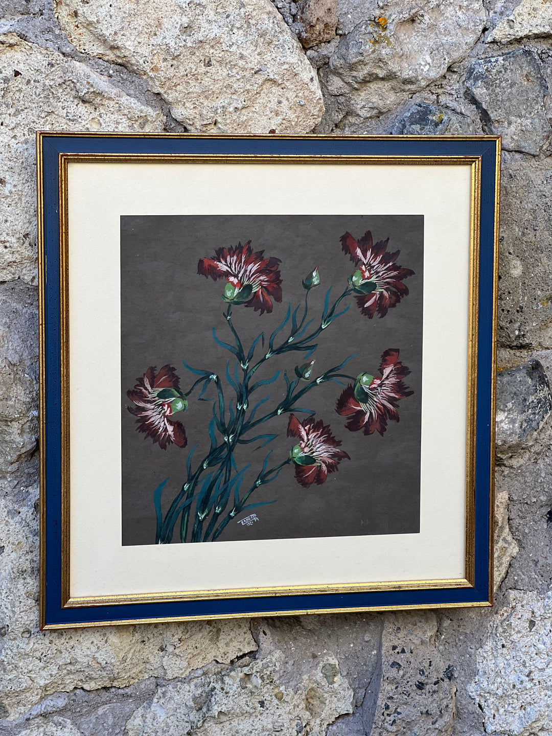 Dipinto realizzato con tecnica ad acquerello su carta raffigurante un bouquet di garofani dai colori intensi e vibranti, posati su uno sfondo neutro che ne esalta i dettagli. I contrasti cromatici tra il verde delle foglie e il rosso acceso dei petali donano all'opera un carattere dinamico.

Un'opera floreale ideale per ambienti dal gusto classico o moderno, perfetta per decorare zone living, sale da pranzo o angoli lettura, portando un tocco di natura e colore in ogni spazio.

Misure 47x45 cm&nbsp;
