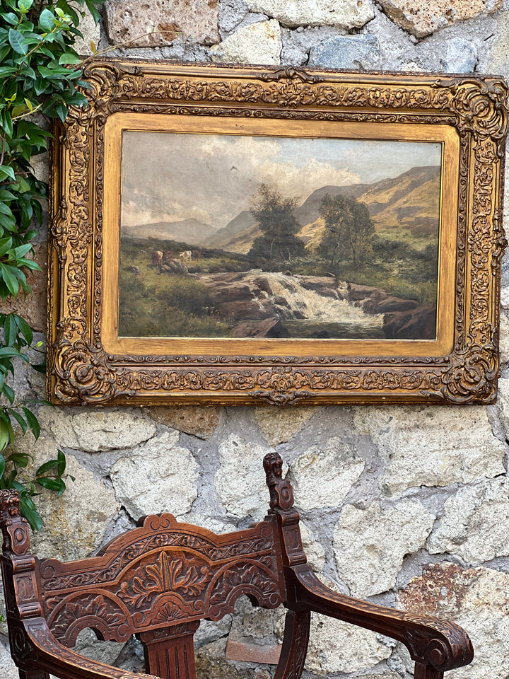 Meraviglioso dipinto ad olio firmato da James Peel, noto artista paesaggista britannico del XIX secolo, raffigurante una magnifica scena naturale caratterizzata da un paesaggio montuoso e una cascata in primo piano.

Il quadro cattura perfettamente l'atmosfera tranquilla e serena della natura, evidenziando la bellezza selvaggia delle colline inglesi o scozzesi.
Misure: completo di cornice 93x68x6 cm; Tela 66x40 cm