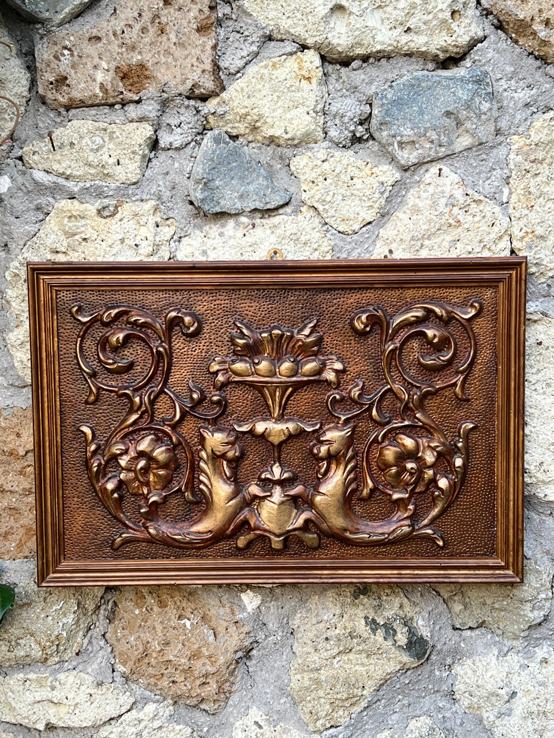 Elegante quadro in legno intarsiato con dettagli raffinati e motivo decorativo di ispirazione classica. Un oggetto d'arredo ideale per aggiungere un tocco di fascino senza tempo a qualsiasi ambiente.

Perfetto per decorare pareti di soggiorni, ingressi o studi. Un pezzo che si distingue per il suo stile e la sua lavorazione artigianale.

Misure 60x40 cm