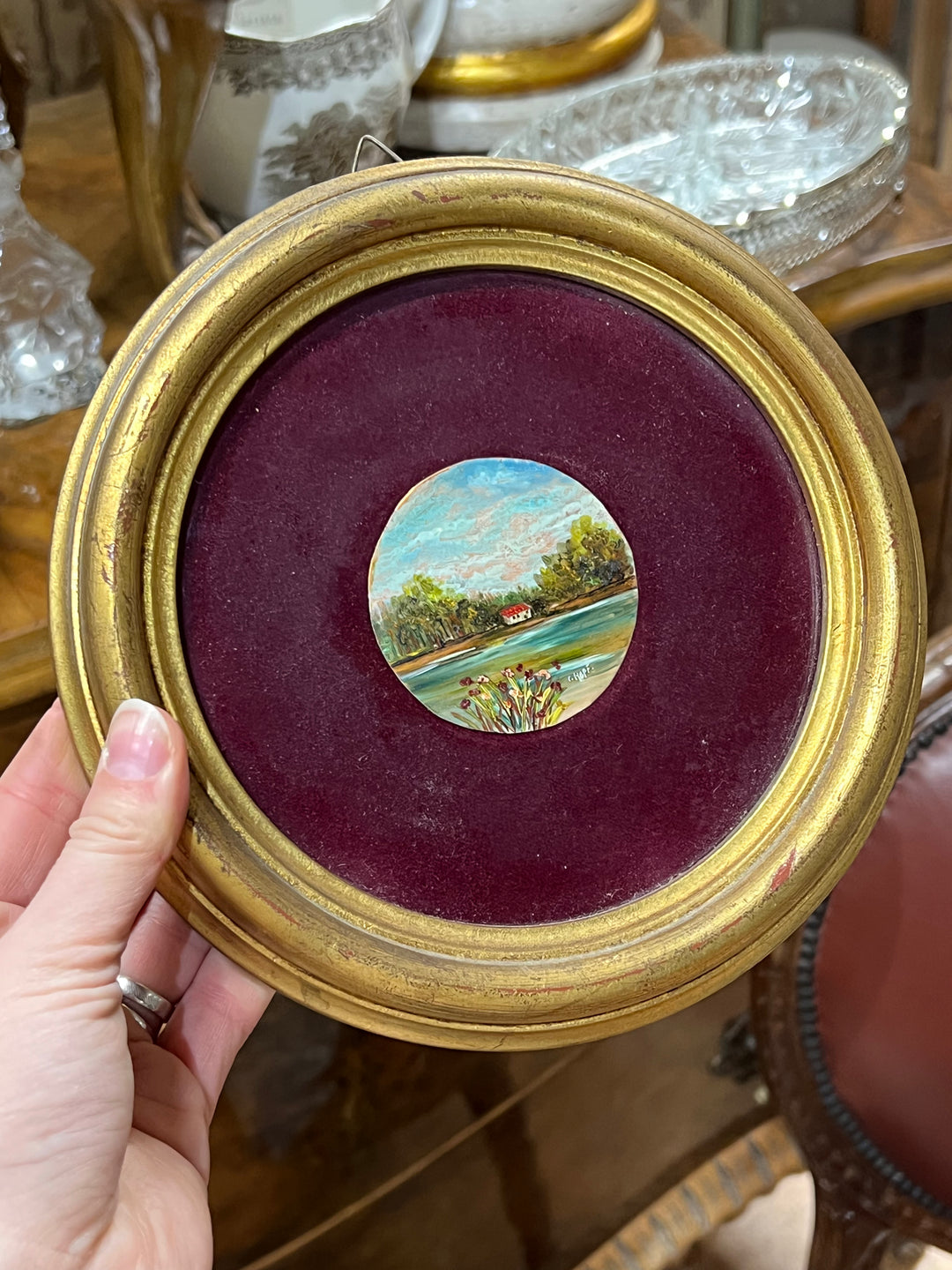 Quadro dipinto ad olio su rame raffigurante un paesaggio bucolico con dettagli minuziosi e colori vivaci. L’opera è posta in una cornice tonda dorata con fondo in velluto rosso, che ne esalta la bellezza e la raffinatezza.

Diametro 20 cm&nbsp;
