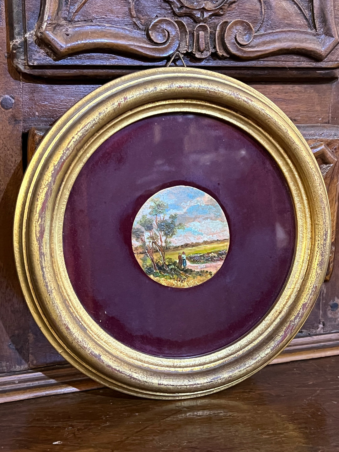 Quadro dipinto ad olio su rame raffigurante due figure che passeggiano circondati da un paesaggio dei campagna. L’opera è posta in una cornice tonda dorata con fondo in velluto rosso, che ne esalta la bellezza e la raffinatezza.

Diametro 20 cm