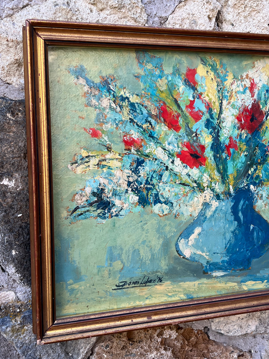 Un’esplosione di colore in questa vivace composizione floreale dipinta ad olio su tavola. Il soggetto è un ricco bouquet di fiori variopinti, raccolti in un vaso blu dalla forma sinuosa. Le pennellate dense e materiche, unite ai contrasti cromatici tra il verde dello sfondo e il rosso acceso dei fiori, creano un effetto espressivo e dinamico che cattura immediatamente lo sguardo.&nbsp;
