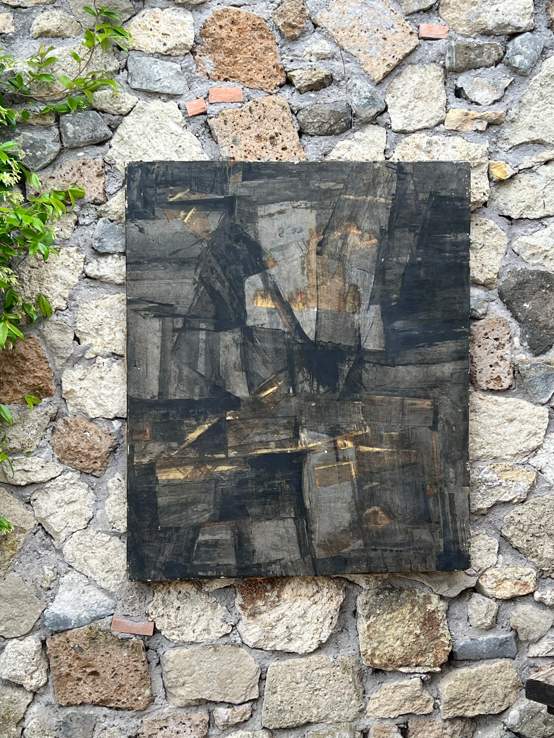Quadro Olio su tela attribuito a Lorri Whiting, pittrice e scultrice australiana (1927-2019). E' conosciuta per le sue opere astratte e questo ne è un esempio.&nbsp;  Opera caratterizzata da disegno geometrico di colore nero/grigio con sfumature di giallo.  Misure 100x120 cm&nbsp;