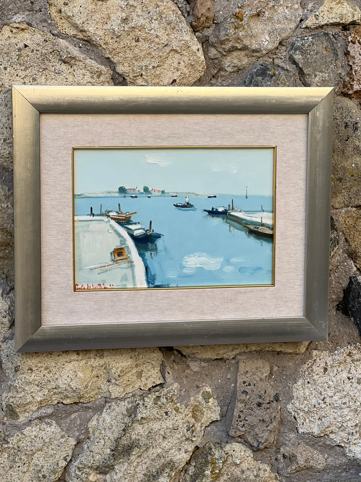 Splendido dipinto ad olio firmato Paolo Sebastiani, raffigurante un tranquillo scorcio marittimo. L’opera cattura con maestria la calma di un porto, con barche che galleggiano dolcemente sull'acqua e un cielo limpido che si riflette sulla superficie del mare.

Questo dipinto, con i suoi toni delicati e l'atmosfera rilassante, è un'aggiunta perfetta per arricchire l'ambiente con un tocco di serenità e raffinatezza.&nbsp;

Misure 53x43 cm