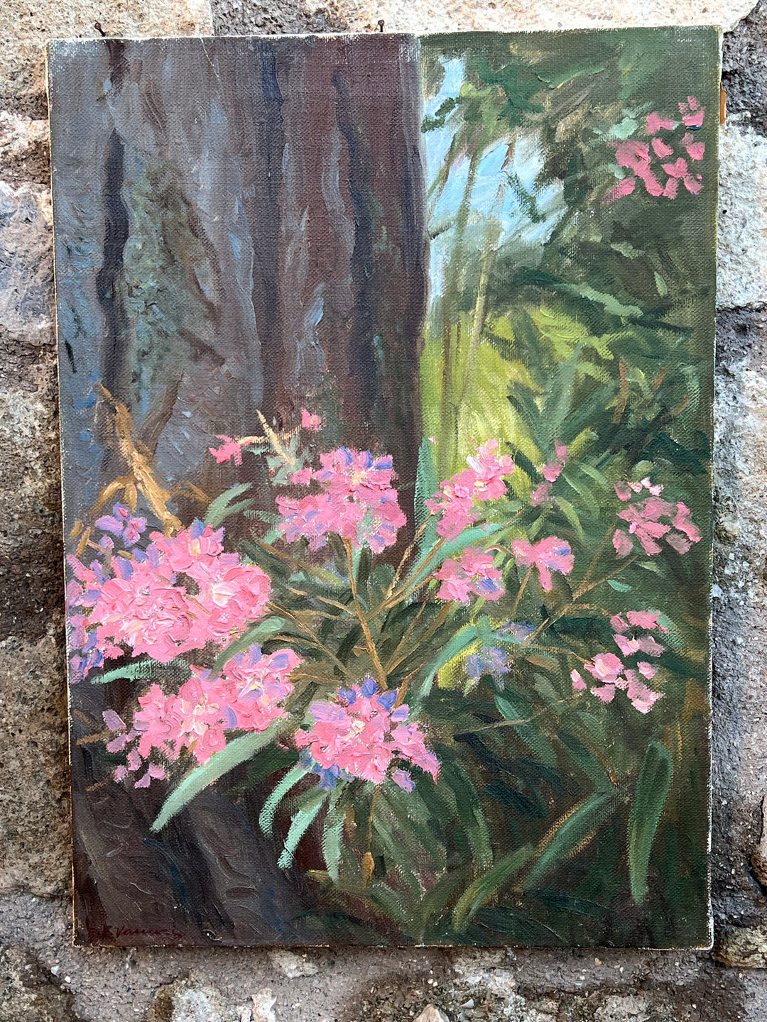 Splendido dipinto ad olio su tela raffigurante un cespuglio di rododendri in piena fioritura. L'opera cattura la bellezza naturale dei fiori rosa e lilla, in contrasto con il verde intenso del fogliame e il tronco maestoso dell'albero sullo sfondo.

Perfetto per aggiungere un tocco di colore e natura a qualsiasi ambiente.

Misure 50x70 cm