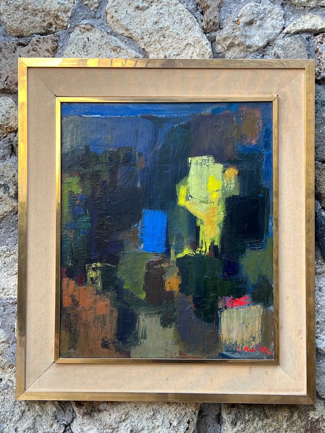 Il quadro, firmato L. Rossi, presenta una composizione densa di forme e colori, con sfumature di blu profondo, giallo vibrante e tocchi di rosso, tutti sapientemente bilanciati per creare un impatto visivo immediato. La texture pesante e le pennellate audaci aggiungono profondità e movimento, evocando emozioni intense.

Questa opera è un esemplare eccellente per gli amanti dell'arte astratta e farebbe una dichiarazione audace in qualsiasi collezione.

Misure 68,5x79,5 con cornice, solo tela 52x62 cm