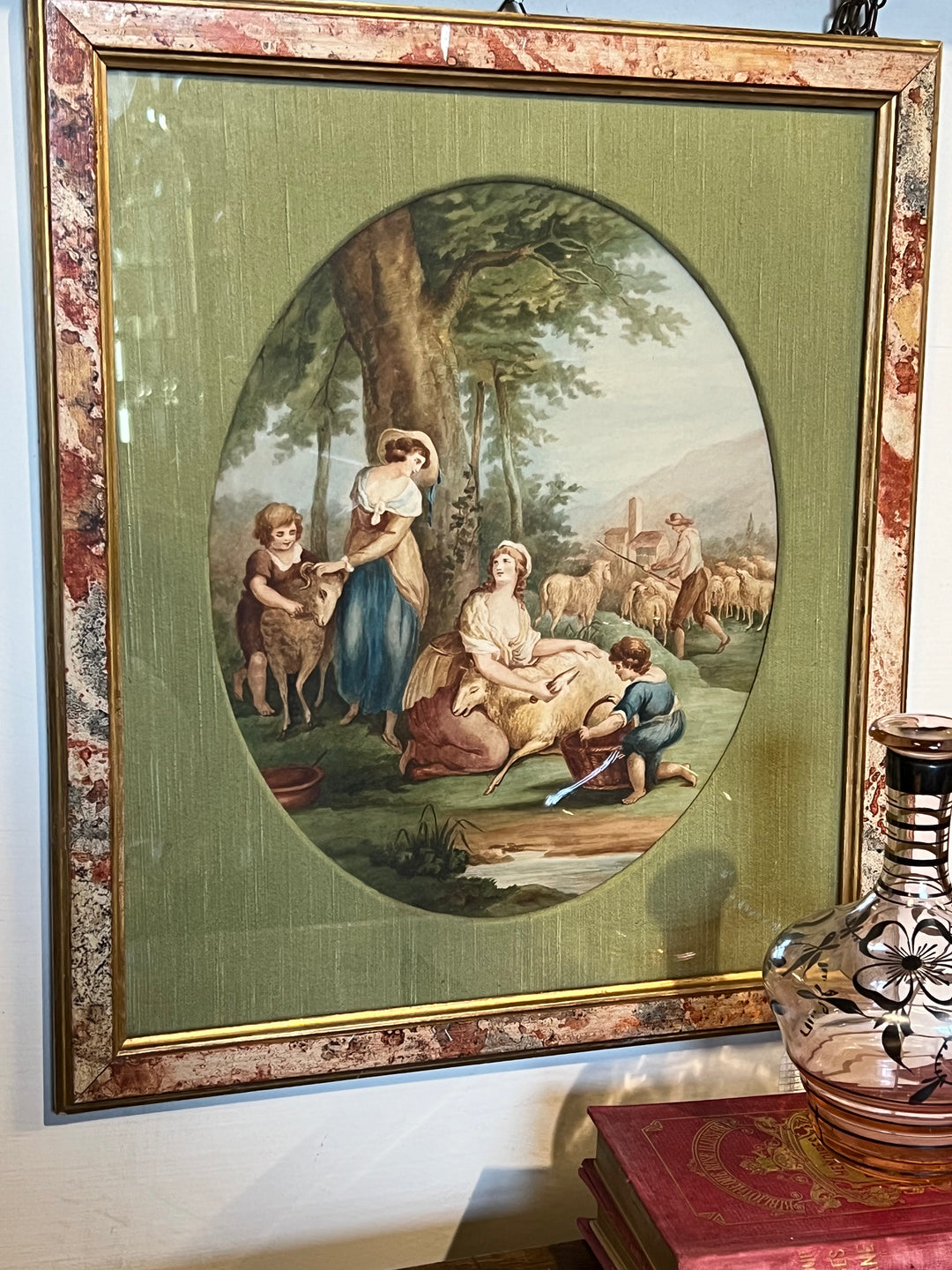 Incantevole Quadro realizzato con tecnica mista acquarello e matita che raffigura un episodio di tosatura delle pecore. La scena è vivida e dettagliata, con figure umane ritratte nel pieno delle loro attività quotidiane, circondate da un paesaggio campestre.

Questa rappresentazione artistica non solo cattura un momento idilliaco di vita rurale, ma evoca anche la tranquillità e la semplicità della vita al di fuori della città.

Misure 37x42 cm