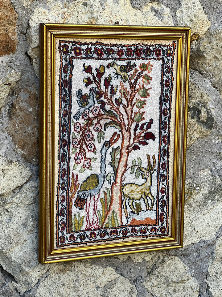 Tappeto orientale realizzato in seta con decoro che rappresenta l'albero della vita, caratterizzato da dettagli intricati e ricchi di colori. Posto all'interno della cornice è perfetto per arricchire ambienti o per completare una composizione di quadri.&nbsp;

Misure 28,5x43 cm&nbsp;

