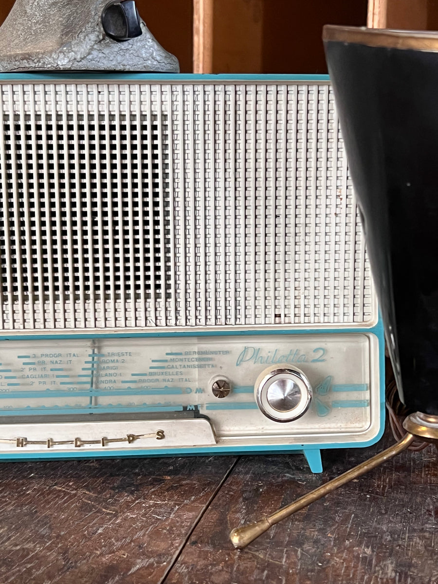 <p>Radio Philips Philetta 2 BI 282 anni '60 vintage in bachelite verde salvia&nbsp;</p> <p>La radio si accende ma non prende le frequenza moderne.</p> <p>Misure 18x30x18h cm&nbsp;</p>