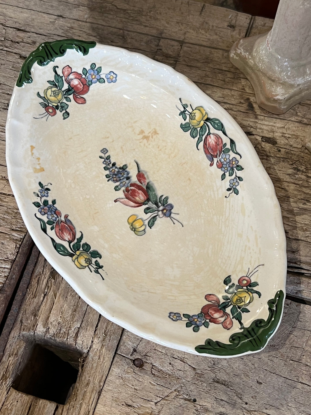 Splendida Raviera firmata Villeroy &amp; Boch in porcellana con decorazione floreale sui toni del verde, giallo e rosa.

Presenta una finitura invecchiata, che esalta il fascino vintage e aggiunge carattere al pezzo.

Un prezioso piatto da portata che aggiungerà tocco di eleganza alla vostra tavola o collezione di porcellane.

Misure 23,5x14 cm