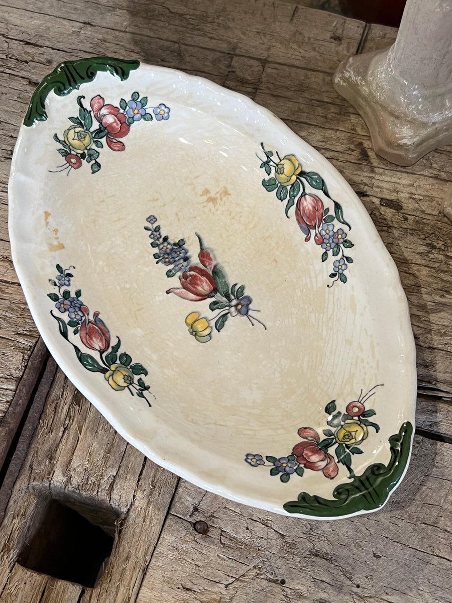 Splendida Raviera firmata Villeroy &amp; Boch in porcellana con decorazione floreale sui toni del verde, giallo e rosa.

Presenta una finitura invecchiata, che esalta il fascino vintage e aggiunge carattere al pezzo.

Un prezioso piatto da portata che aggiungerà tocco di eleganza alla vostra tavola o collezione di porcellane.

Misure 23,5x14 cm