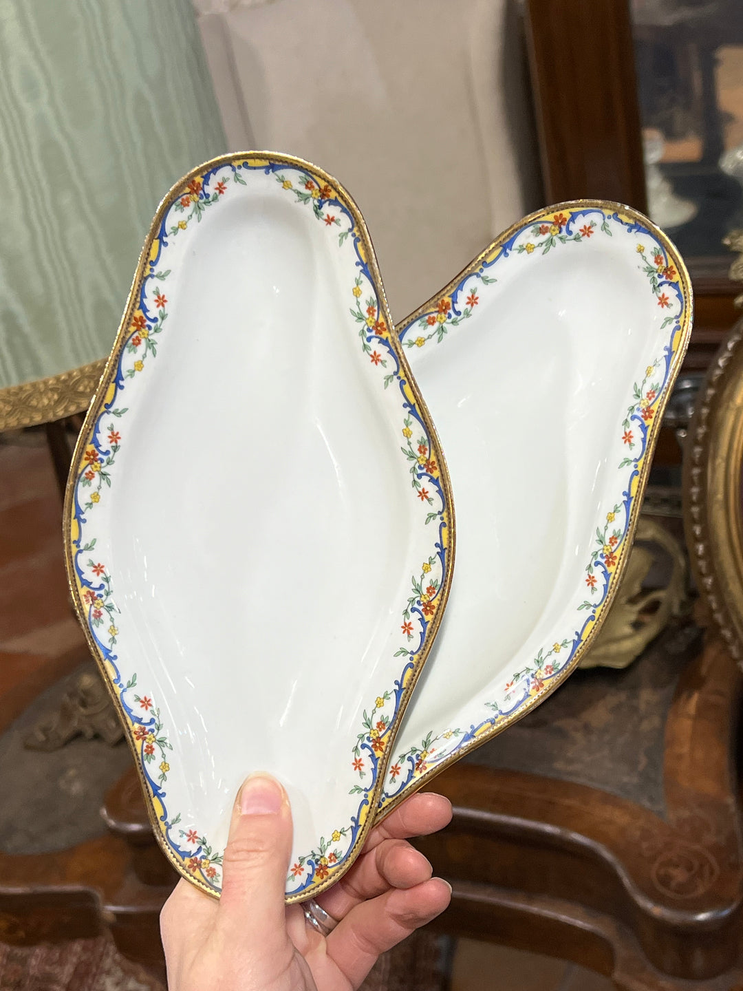 Deliziosa Raviera in porcellana impreziosita da un delicato bordo decorato con motivi floreali e dettagli dorati. Perfetta per arricchire la tavola con un tocco di eleganza classica.

Misure 23,5x12 cm&nbsp;