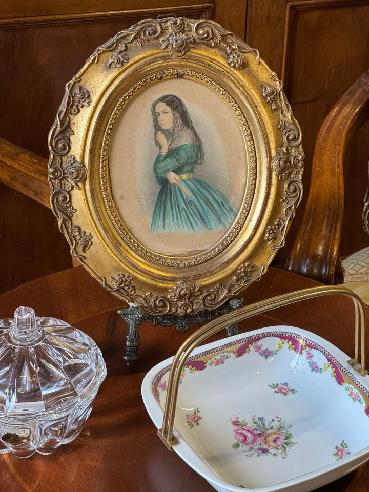 Ritratto femminile antico ad acquerello con cornice ovale dorata decorata