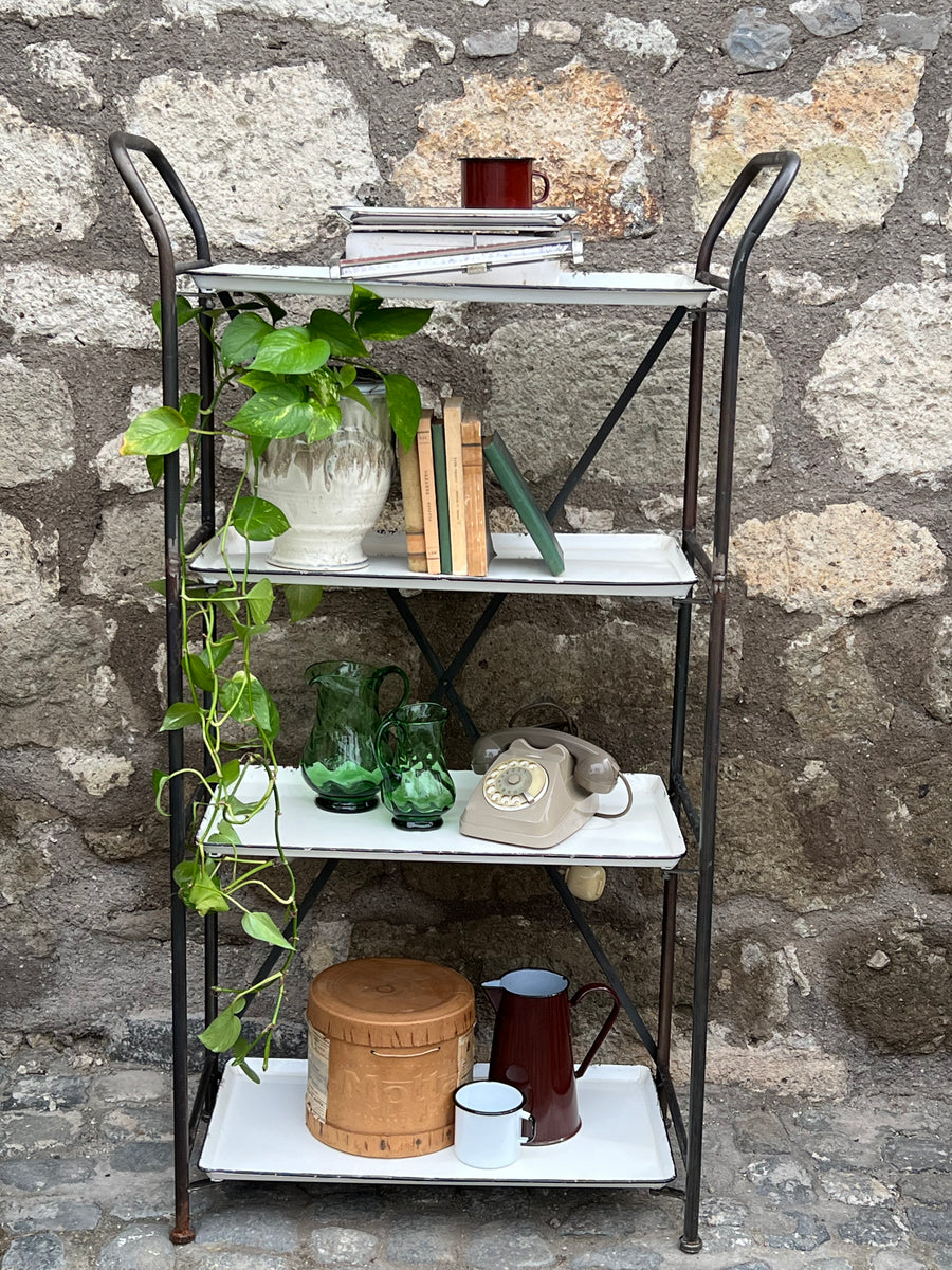 Scaffale vintage in metallo con tre ripiani smaltati bianchi, stile industriale 