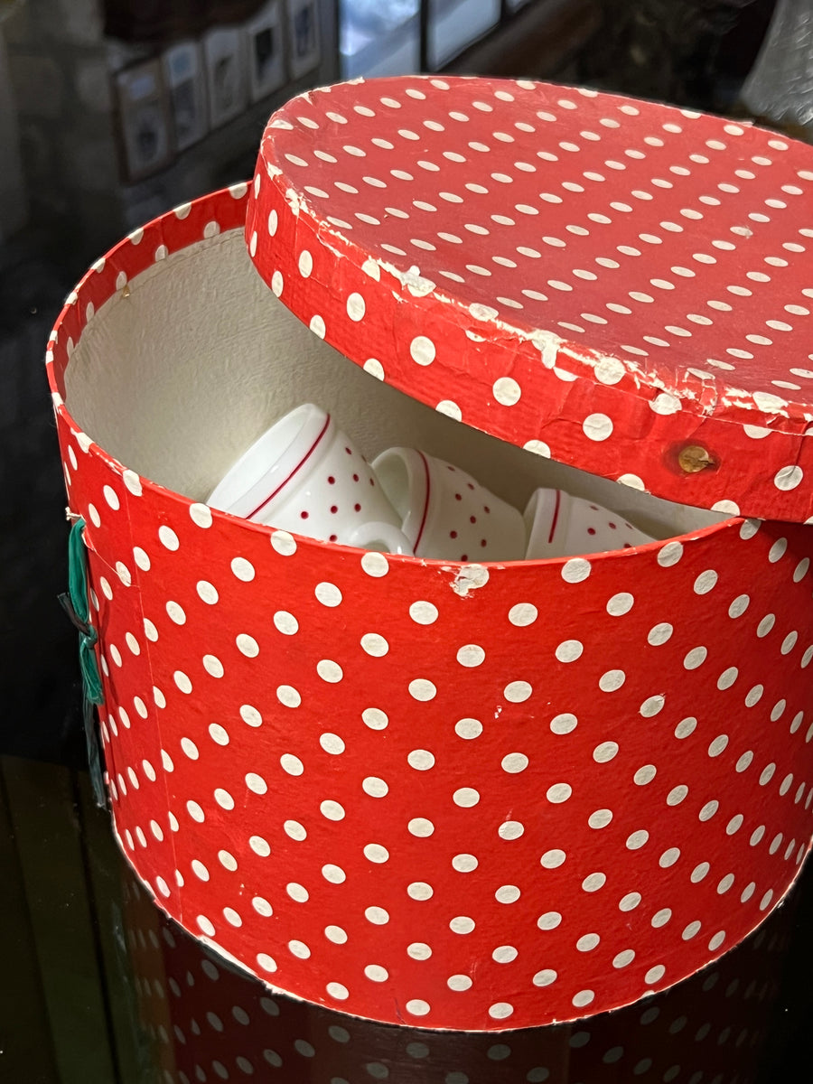 Scatola Cappelliera in cartone rosso a pois bianchi,&nbsp;un pezzo vintage dal fascino retrò.

Perfetta per conservare oggetti o come elemento decorativo, la scatola è dotata di un pratico coperchio che la rende ideale anche per confezionare regali con un tocco di originalità. I colori vivaci e il design a pois richiamano uno stile classico, perfetto per amanti del vintage e del design anni '50.&nbsp;

Diametro 25 cm Altezza 18 cm&nbsp;
