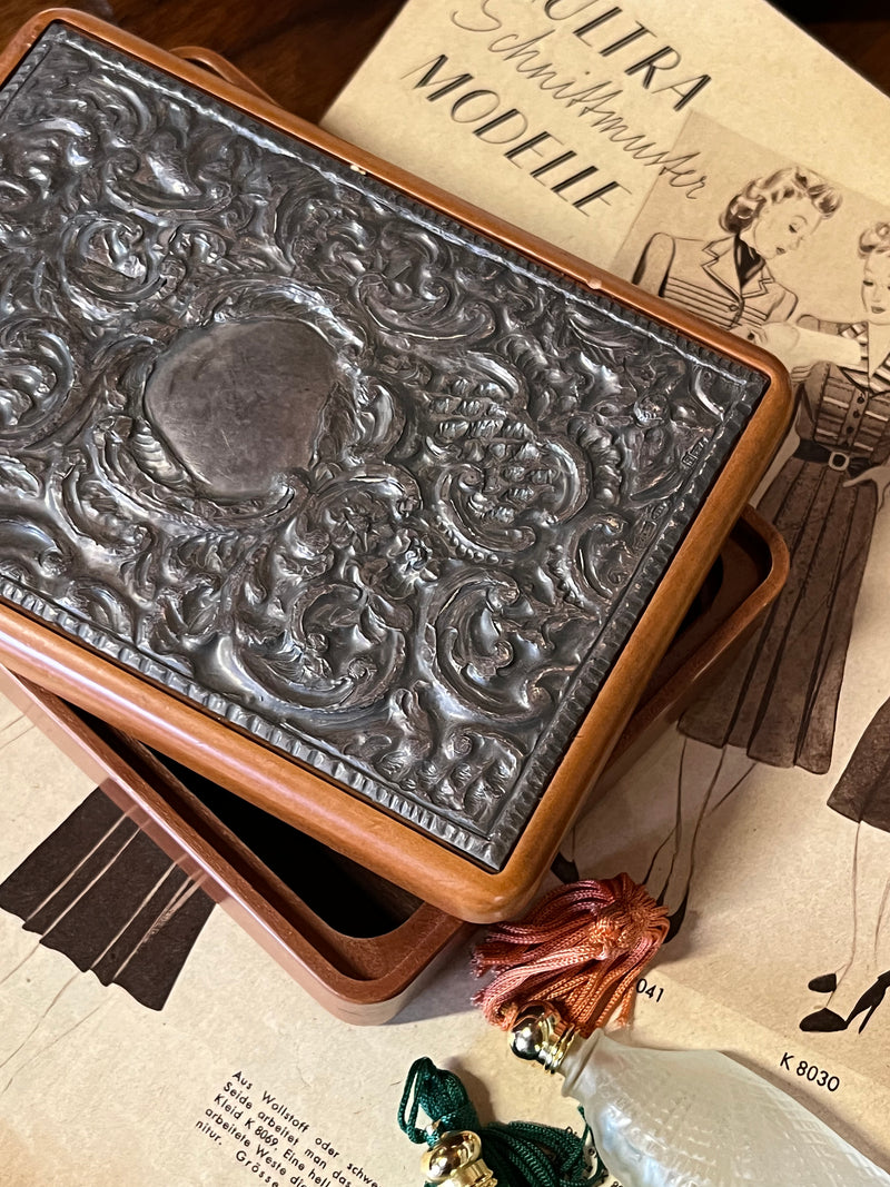 Scatola Portagioie in legno con placca decoro in argento.  Misure 16,5x12x5h cm