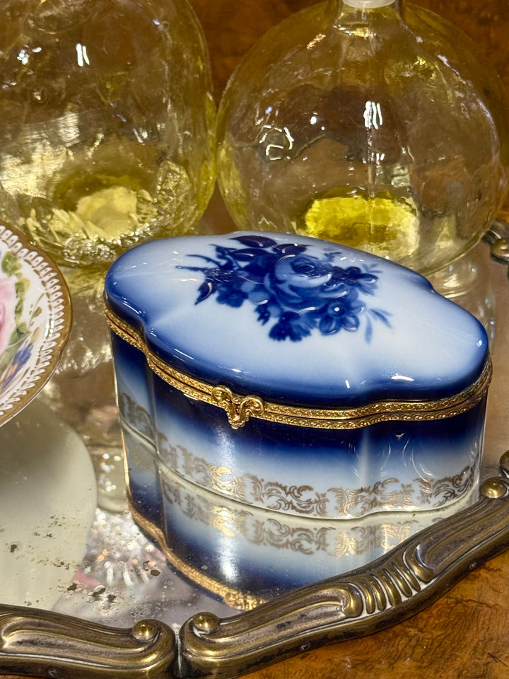 Scatola portagioie Limoges in porcellana blu con montatura dorata e decoro floreale.