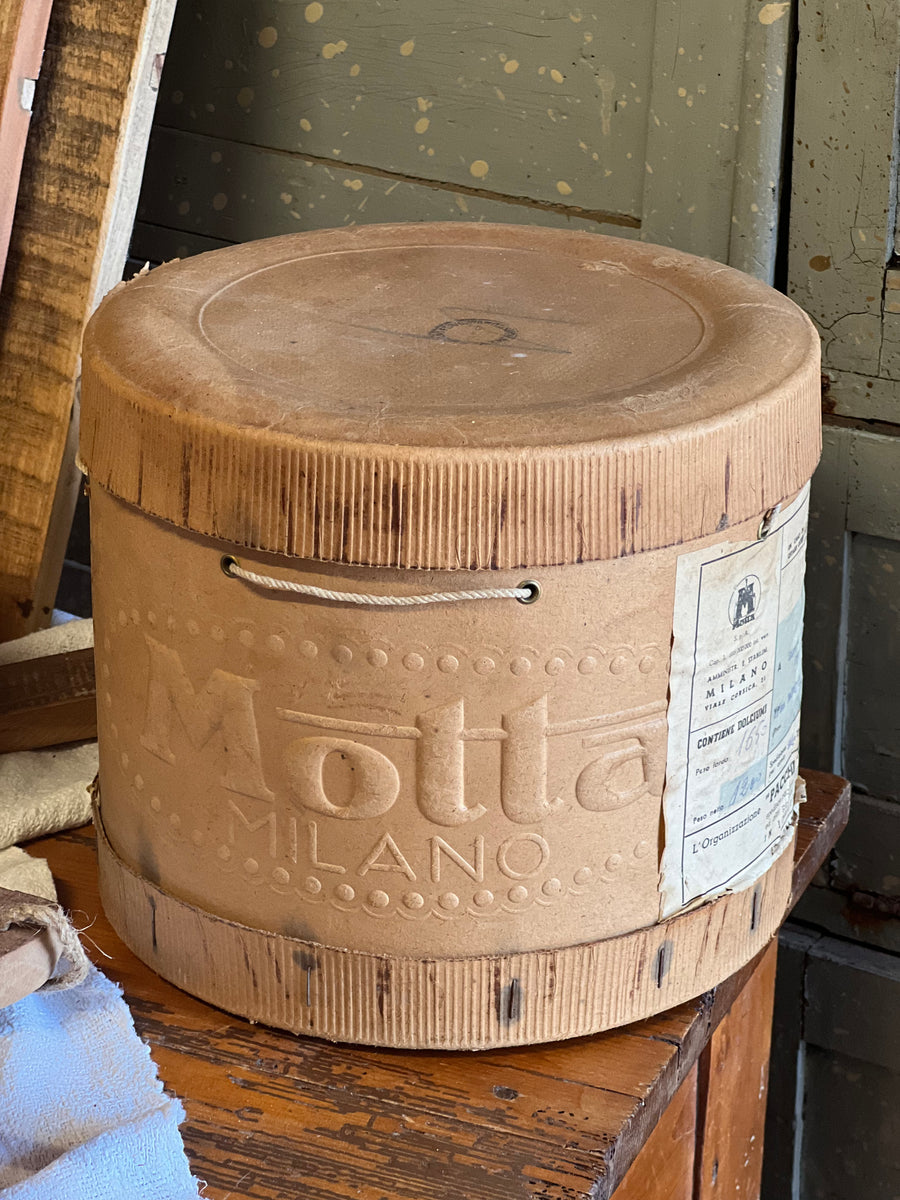 Scatola vintage da panettone Motta Milano in cartone con stampa in rilievo e cordino originale
