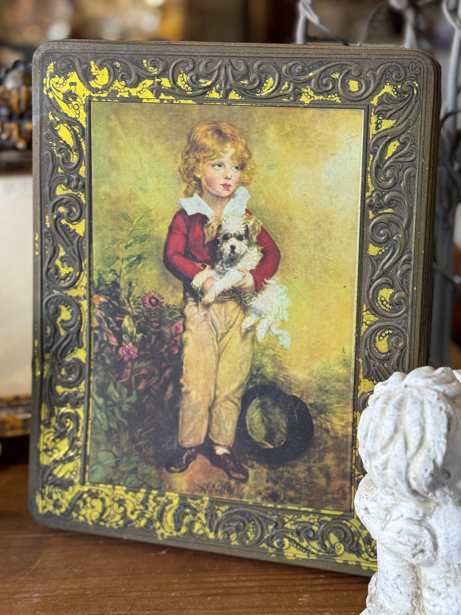 Scatola di latta vintage Rocco Scutellà e Figlio con illustrazione di bambino biondo e cagnolino, cornice ornamentale dorata.