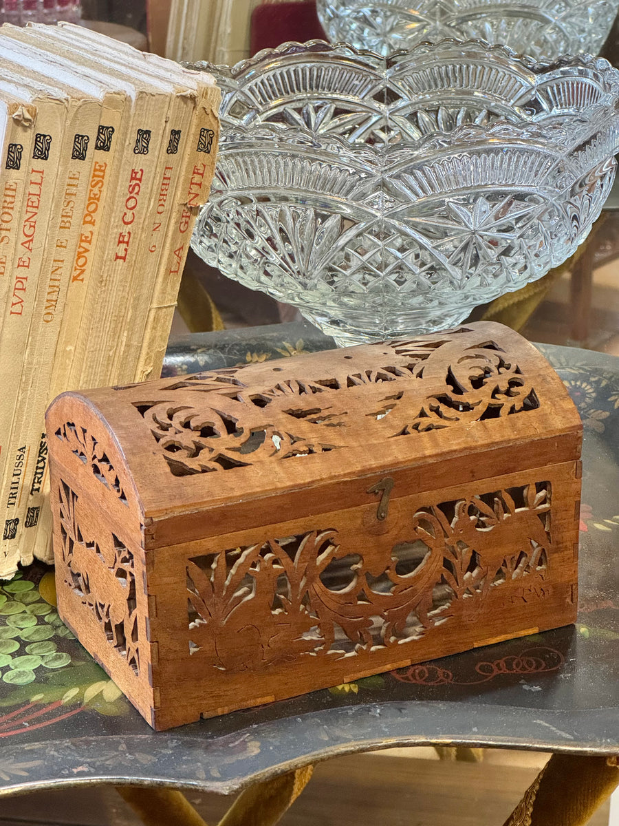 Scatola in legno intagliato traforato vintage con coperchio