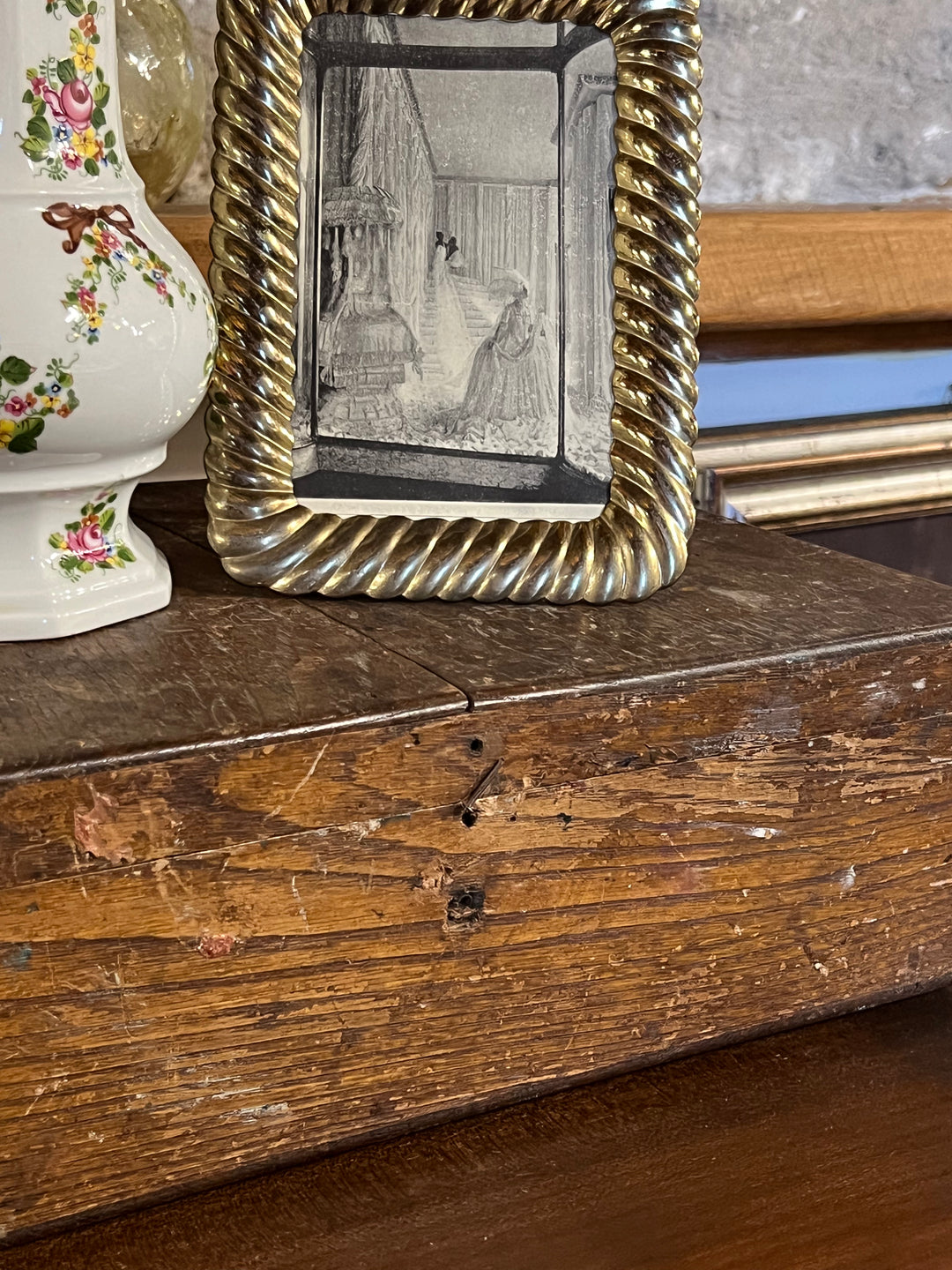 Scatola portaoggetti in legno dal fascino rustico e naturale. Le tracce di colore e i segni di usura raccontano la storia di un oggetto utilizzato e amato. Perfetta per uso decorativo o come contenitore funzionale, questa scatola può essere una soluzione elegante per conservare gioielli, ricordi o piccoli oggetti.&nbsp;

Misure 34,5x25x11,5 cm