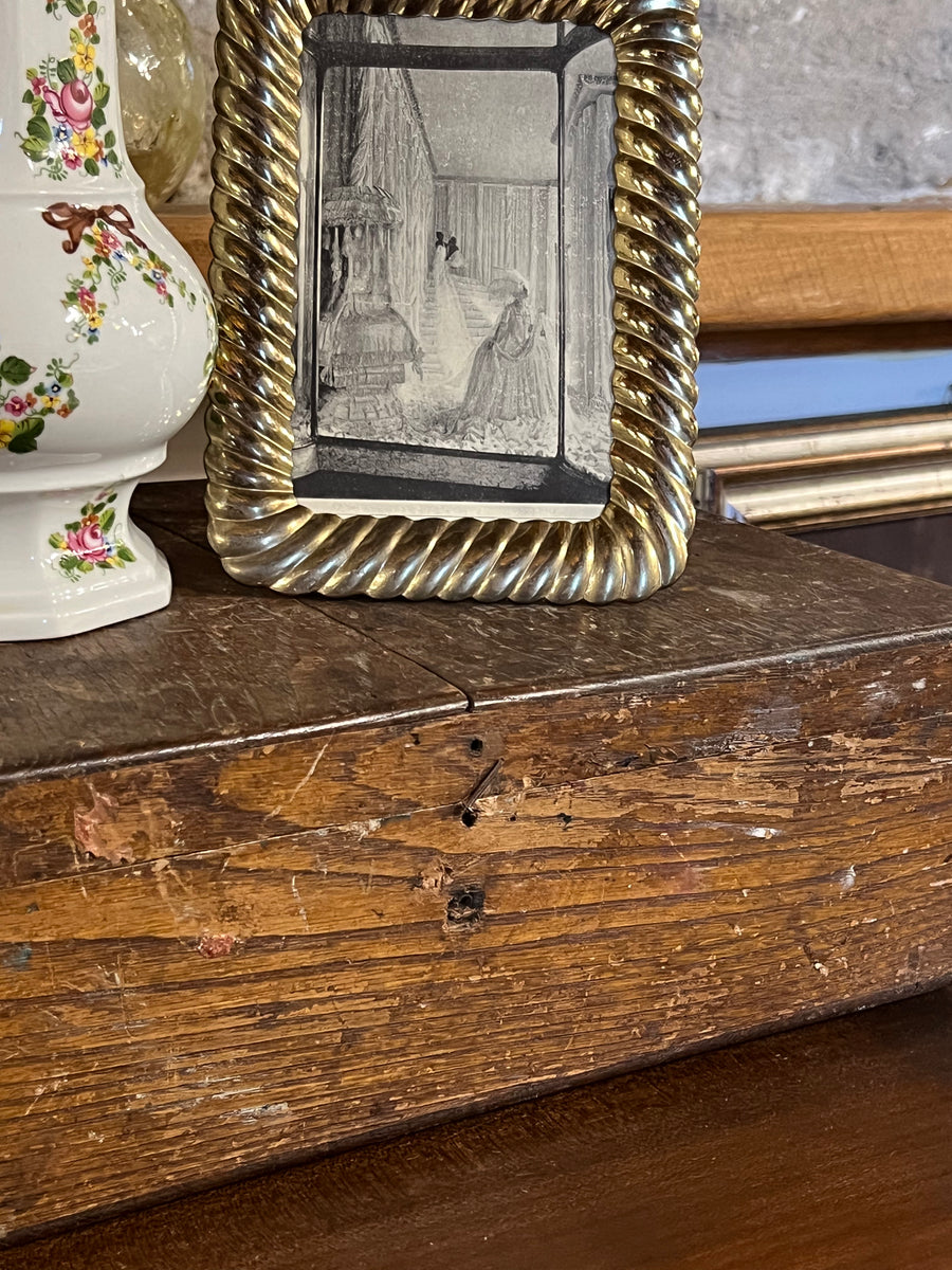Scatola portaoggetti in legno dal fascino rustico e naturale. Le tracce di colore e i segni di usura raccontano la storia di un oggetto utilizzato e amato. Perfetta per uso decorativo o come contenitore funzionale, questa scatola può essere una soluzione elegante per conservare gioielli, ricordi o piccoli oggetti.&nbsp;

Misure 34,5x25x11,5 cm