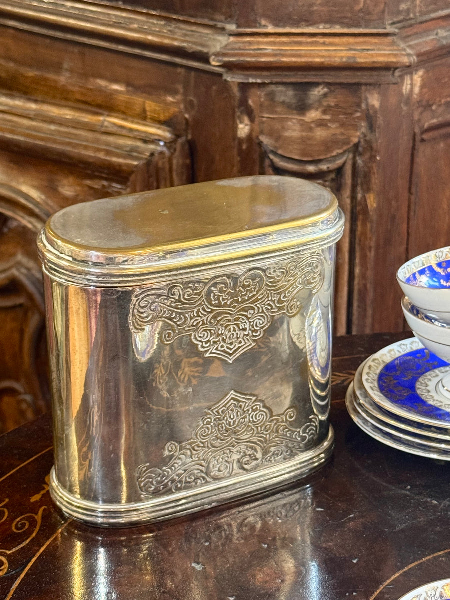 Scatola porta tè vintage in silverplate decorata con incisioni floreali in stile Art Nouveau.
