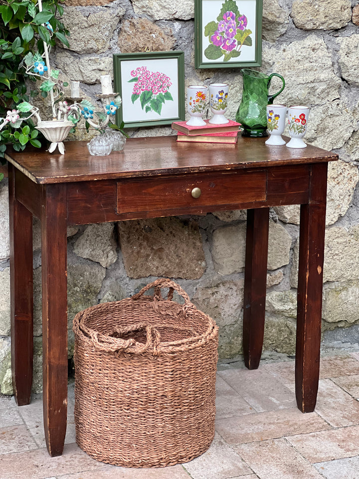 Scrittoio vintage in legno scuro con cassetto e pomello in ottone – stile rustico