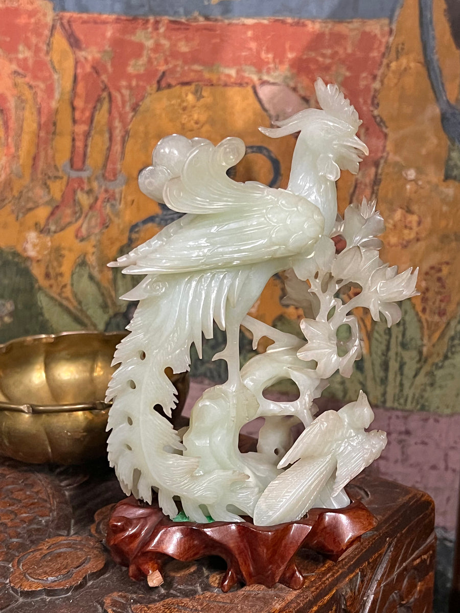 Scultura in giada raffigurante una fenice con base in legno intagliato