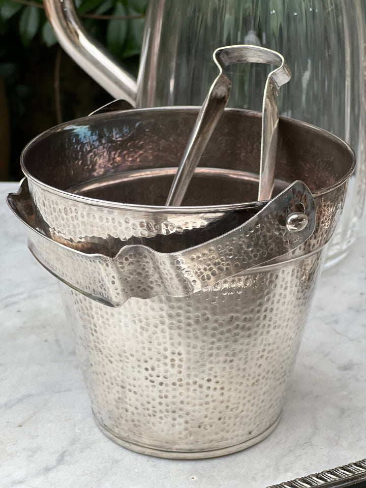 Secchiello da ghiaccio vintage in silverplated martellato con pinza abbinata su tavolo in marmo