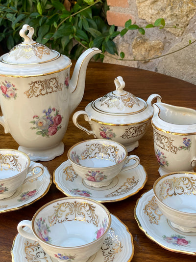 Servizio da caffè per sei persone firmato Seltmann Weiden decoro Marie Luise.  Composto da caffettiera, zuccheriera e lattiera in porcellana avorio con decoro dorato e decoro floreale .