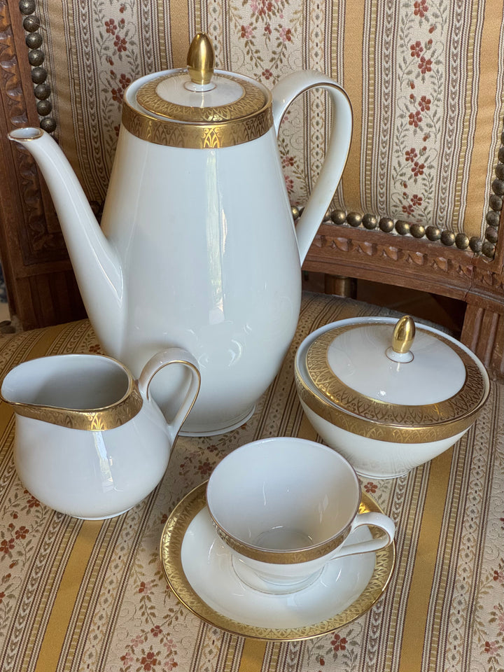 Servizio da caffè Bavaria Elfenbein per sei persone in porcellana color avorio con bordo decorato in oro.