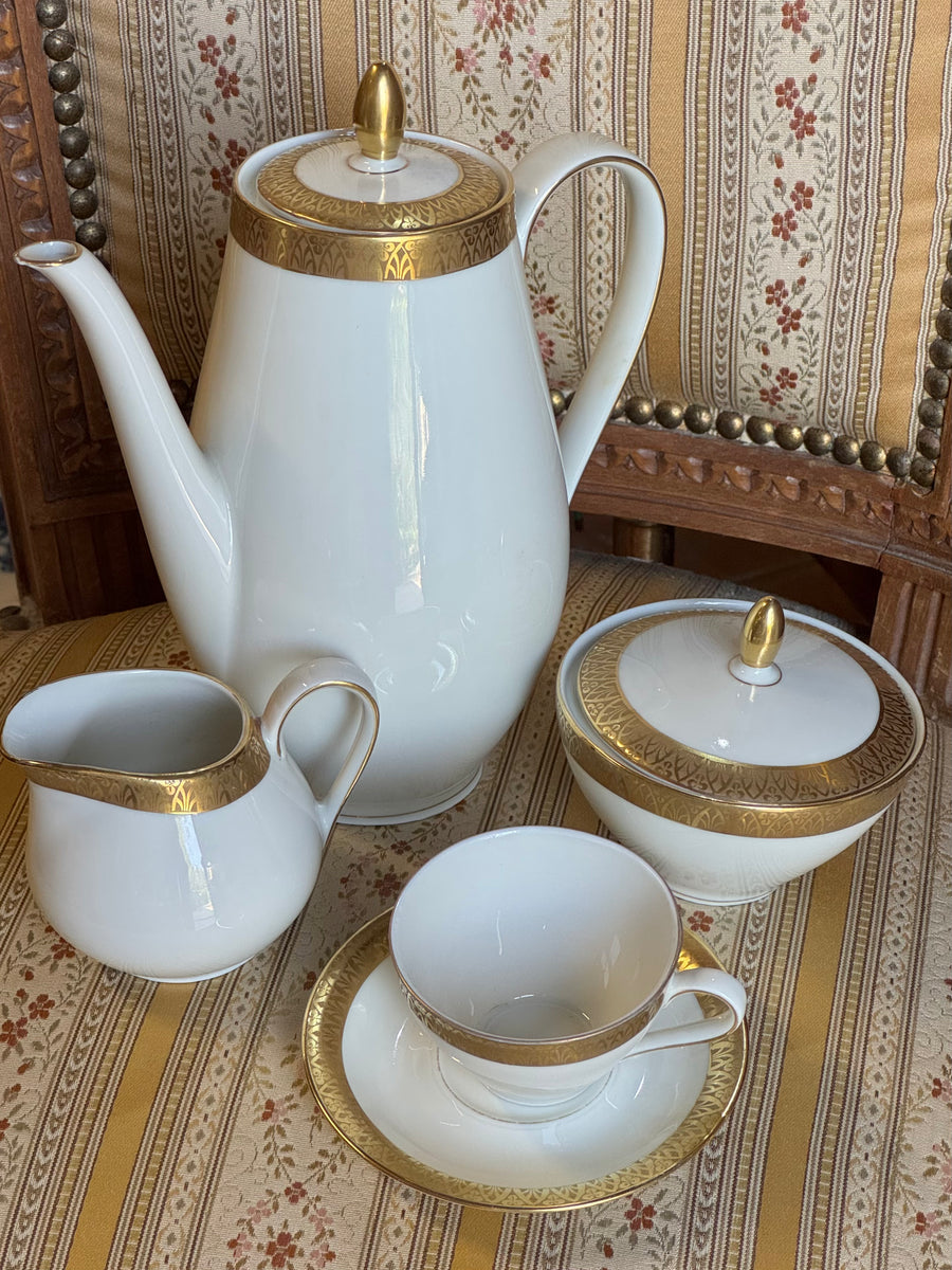 Servizio da caffè Bavaria Elfenbein per sei persone in porcellana color avorio con bordo decorato in oro.