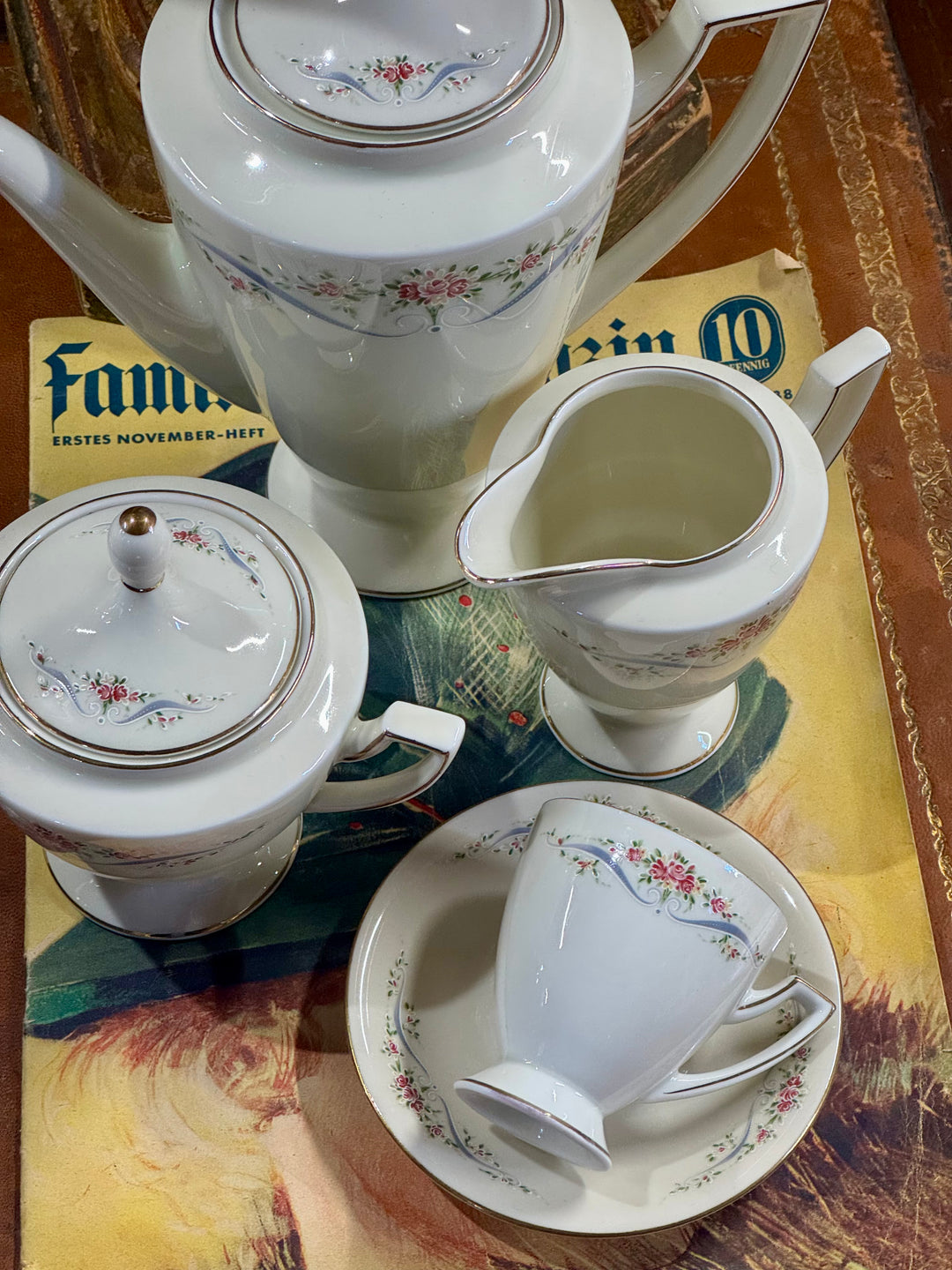 Servizio da caffè vintage in porcellana Bavaria PMR Jaeger & Co con decoro floreale e filo oro anni ’50
