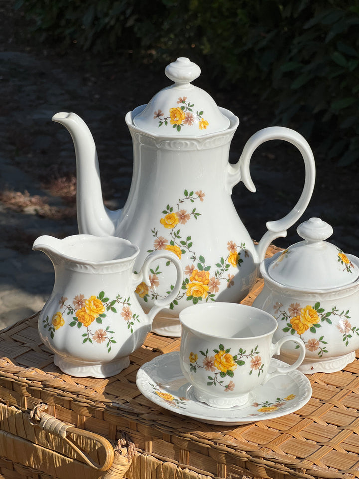 Delizioso Servizio da caffè da dodici persone realizzato dal marchio tedesco Mitterteich e decorato con un incantevole motivo floreale di colore giallo che aggiunge un tocco di eleganza e freschezza ad ogni occasione. Il set include una caffettiera, una zuccheriera, una lattiera, tazzine con piattini.

Ogni pezzo è dettagliatamente rifinito, ideale per gli amanti del caffè che non vogliono rinunciare allo stile e alla qualità.

Misure Caffettiera 20x12x21 cm; Zuccheriera 9x11 cm; Lattiera 8x10,5x9 cm;&nbsp;