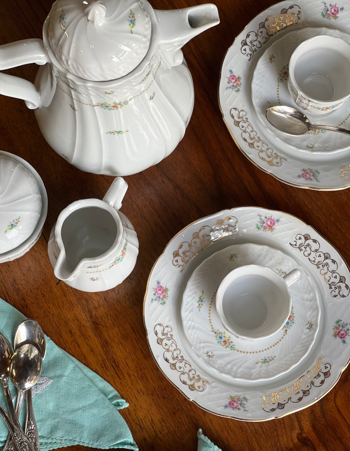 Delizioso Servizio da caffè in porcellana bianca, decorato con motivi floreali delicati, ideale per chi ama accogliere gli ospiti con eleganza. E' composto da piattini, tazzine, caffettiera, zuccheriera e lattiera, completo per dodici persone.

Misure Caffettiera 18x13x25h cm Lattiera 11x8x10h cm Zuccheriera 9,5x11,5h cm Tazzina 6,5x5,5h cm Piattino 12 cm&nbsp;