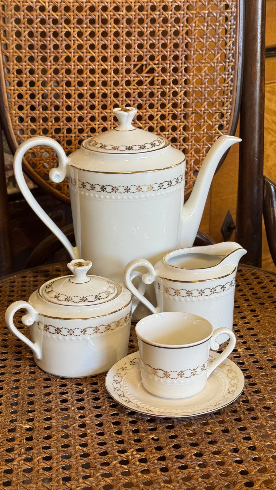 Servizio da caffè vintage Bareuther Waldsassen Bavaria in porcellana bianca con fascia decorativa dorata, caffettiera, lattiera, zuccheriera e tazzina con piattino.