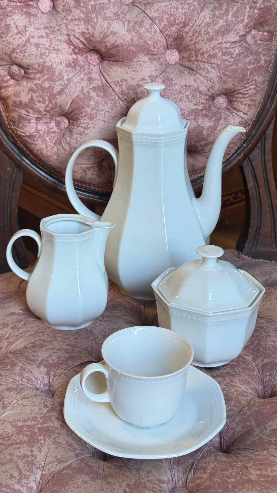 Servizio da caffè vintage Schirnding Bavaria in porcellana bianca con caffettiera, zuccheriera, lattiera e tazzina su piattino decorati a rilievo.