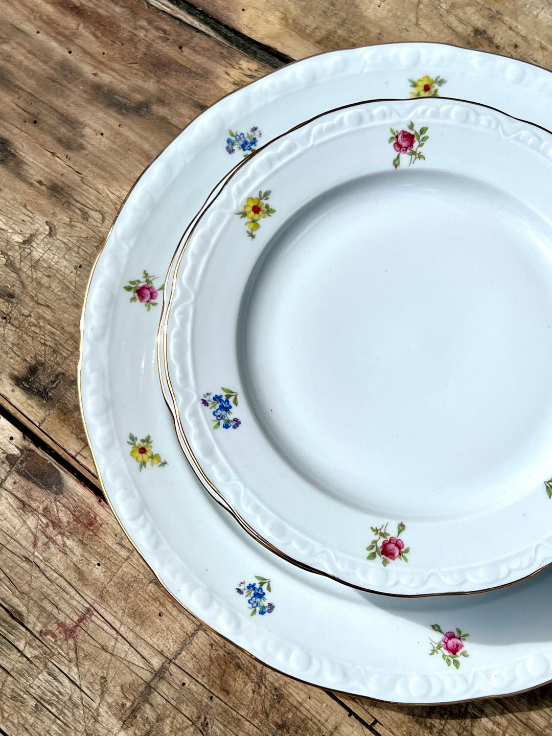 Servizio da dolce in porcellana Apulum con piattini floreali e bordo dorato