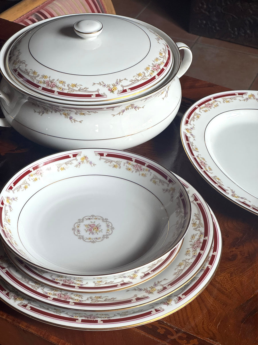 Servizio da tavola vintage Laklain Fine China decoro Versailles, porcellana bianca con motivi floreali, bordo bordeaux e oro, zuppiera e piatti da portata.