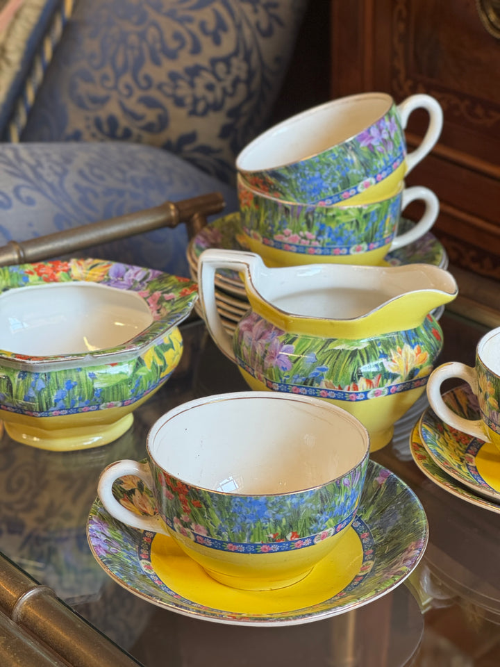 Servizio da tè vintage Royal Staffordshire con decorazione floreale e fondo giallo