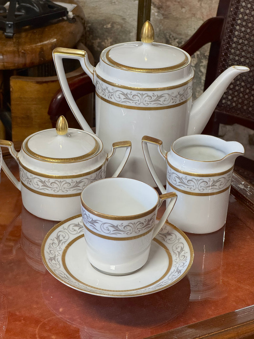 Servizio da tè Bavaria Eschenbach per dodici persone in porcellana bianca con decorazioni grigie e finiture dorate.