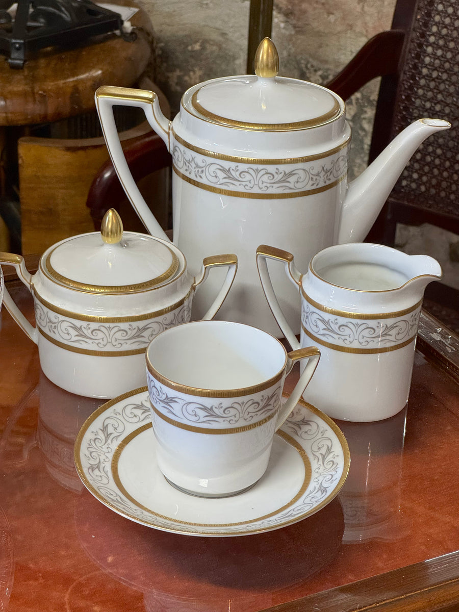 Servizio da tè Bavaria Eschenbach per dodici persone in porcellana bianca con decorazioni grigie e finiture dorate.