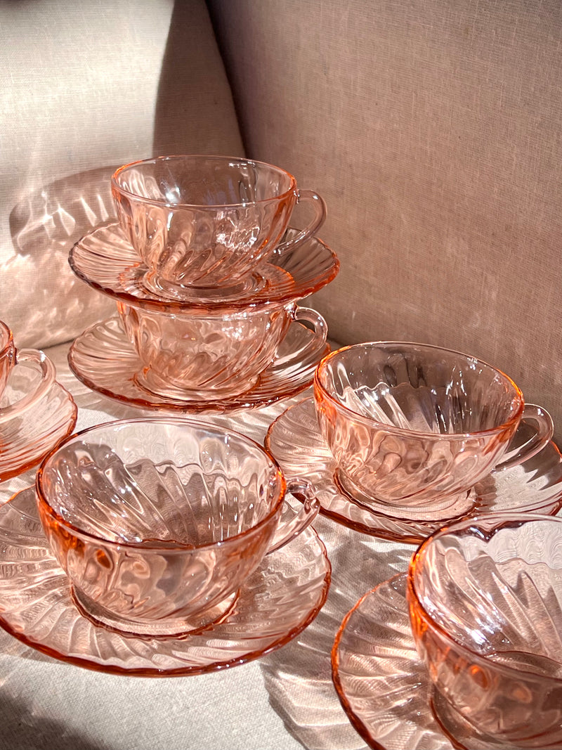 Servizio da tè per otto persone in vetro color rosa Rosaline Arcopal Arcoroc France.