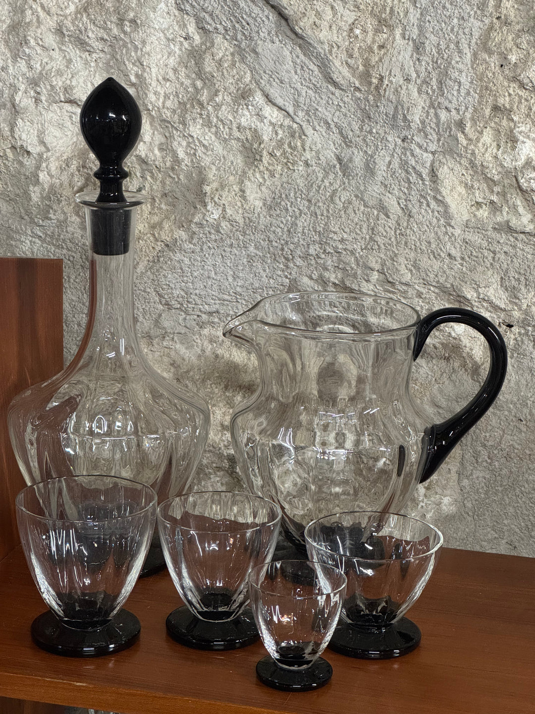 Servizio vintage in vetro con bottiglia, brocca e bicchieri con base nera